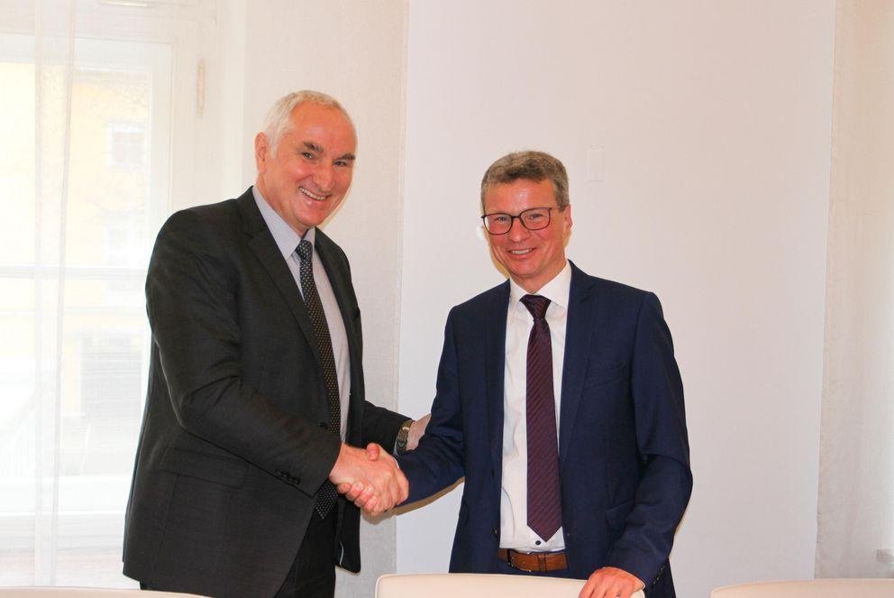 Wissenschaftsminister Bernd Sibler überreichte Prof. Dr. Ulrich Bartosch am 10. März das Bestellungsschreiben. Amtsbeginn für den neuen Präsidenten der Universität Passau ist der 1. April 2020. Foto: StMWK