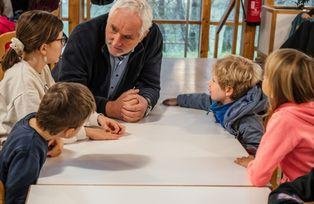 Ulrich Bartosch spricht mit den Kindern