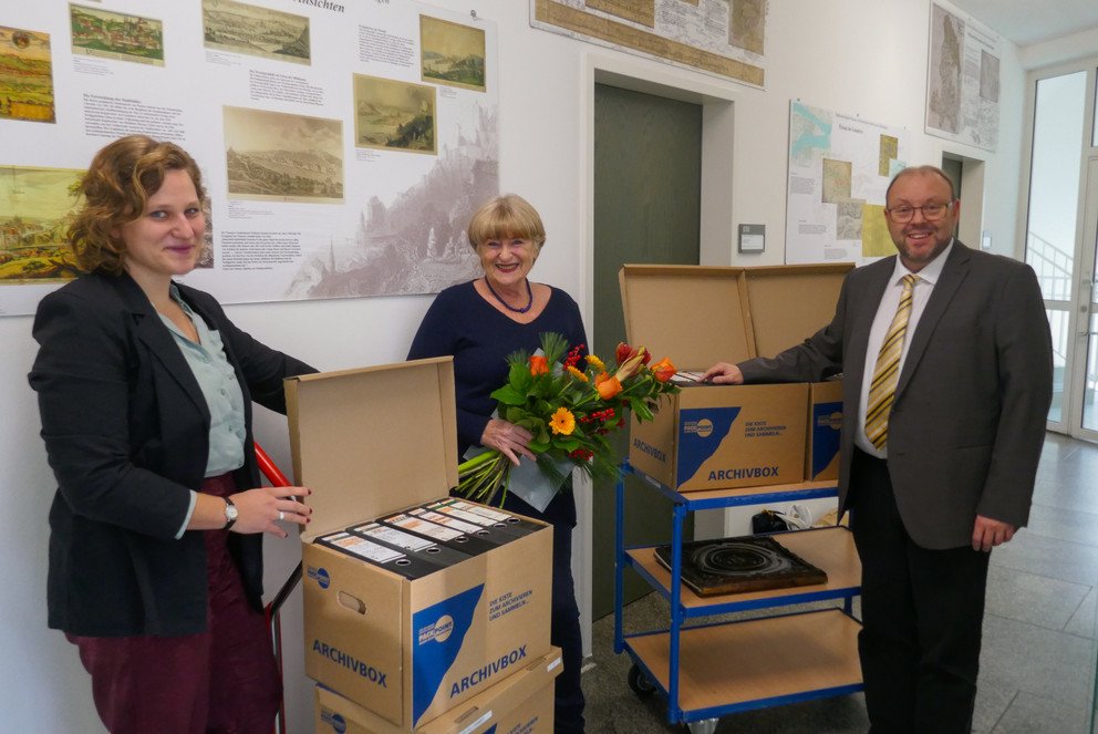 Bei der Übergabe des Privatarchivs an die Universität Passau: (v.l.) Nina Kunze, Lidwina Kellhammer und Mario Puhane; Foto: Universität Passau 