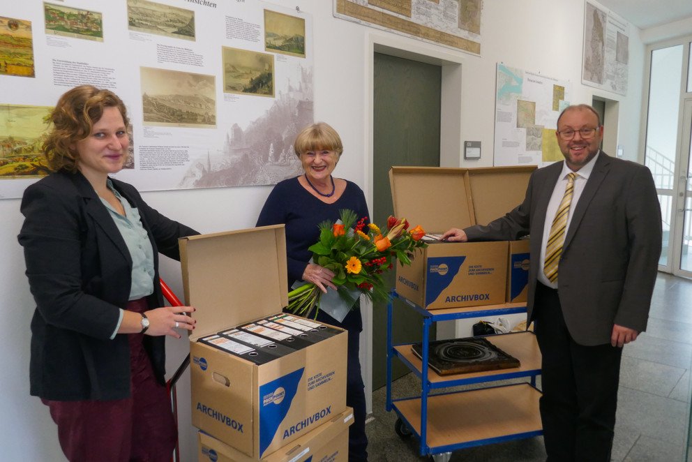 Bei der Übergabe des Privatarchivs an die Universität Passau: (v.l.) Nina Kunze, Lidwina Kellhammer und Mario Puhane; Foto: Universität Passau 