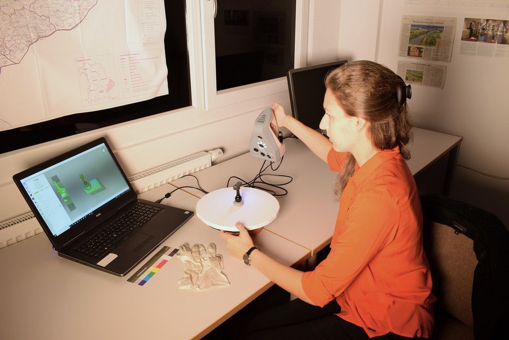 Elisabeth Huber scannt im Passauer Labor für Kulturgutdigitalisierung einen Stempel. Foto: Uni Passau
