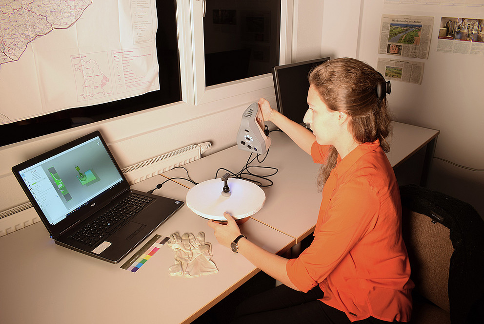 Elisabeth Huber scannt im Passauer Labor für Kulturgutdigitalisierung einen Stempel. Foto: Uni Passau
