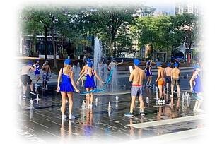 Menschen an einer Wasserfontäne