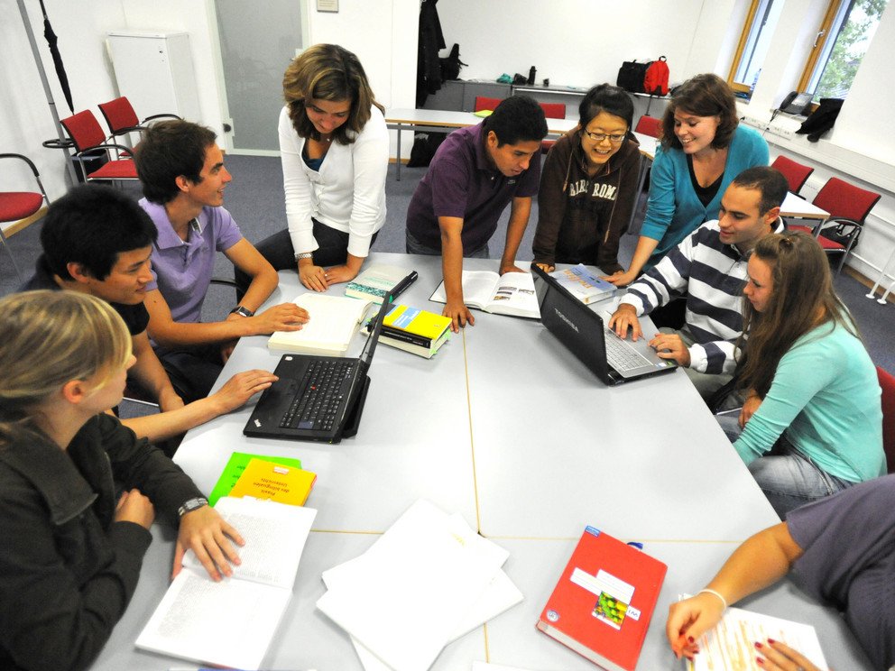 Studierendenteams bei der Projektarbeit
