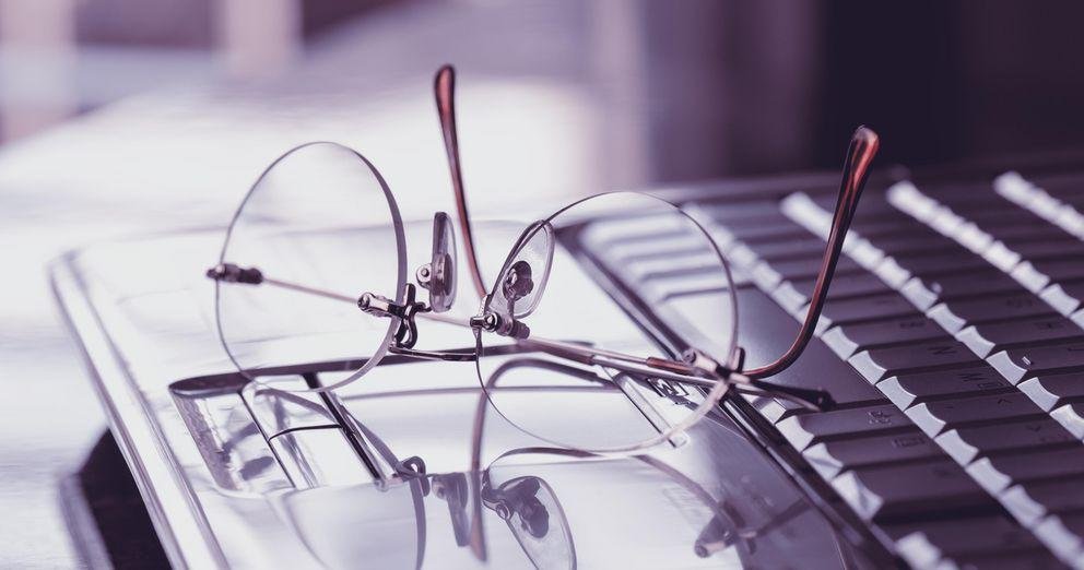 Brille auf Laptop Brille liegt auf offenem Laptop