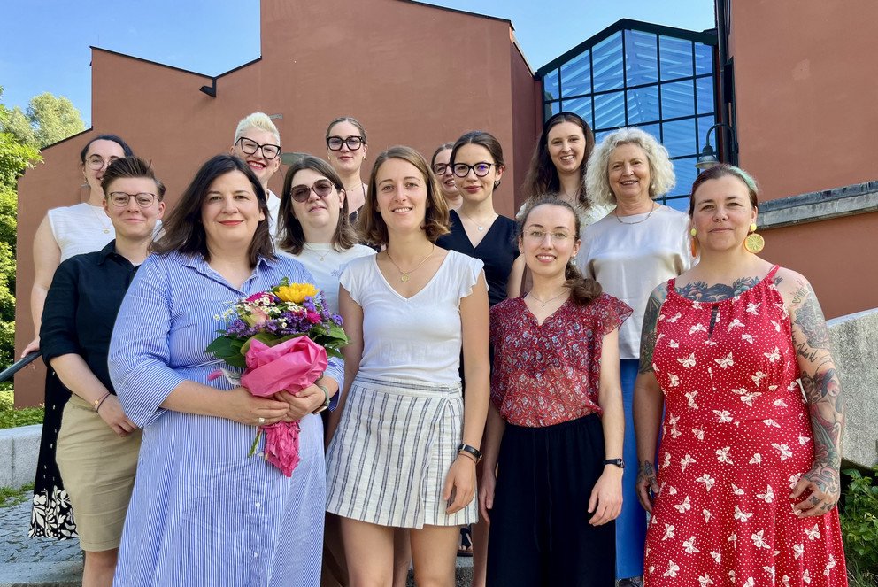 Heidi Dominik-Jetzlsperger (dritte Person von links), Freudenhain-Schulleiterin, mit Teilnehmerinnen des Frauen-Mentoring-Programms der Universit&auml;t Passau und Trainerin Ursula Drasch; Foto: Universit&auml;t Passau