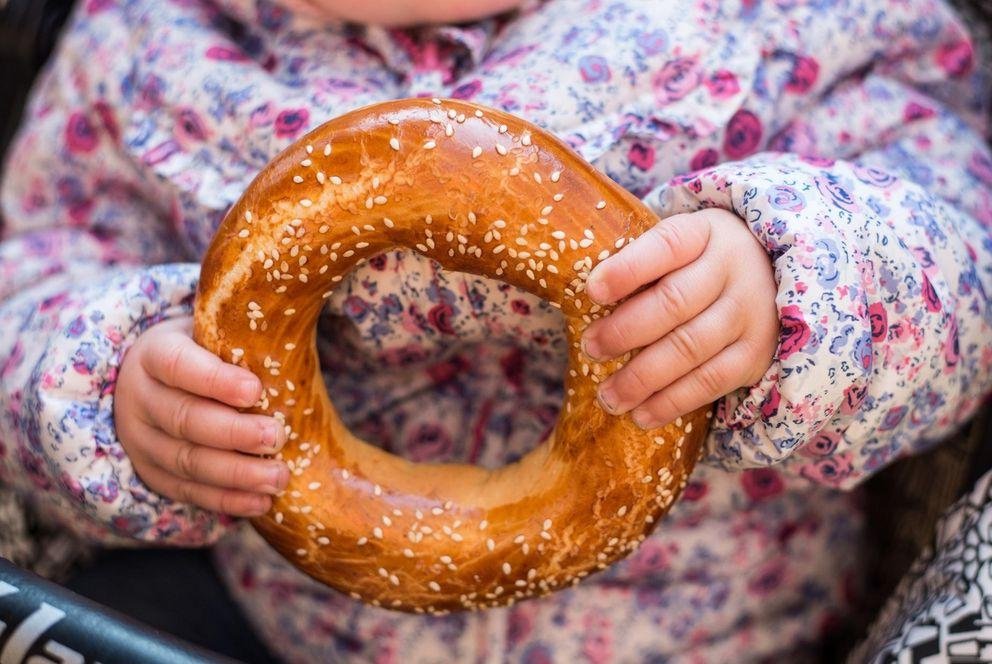 Kind, das Gebäck in den Händen hält