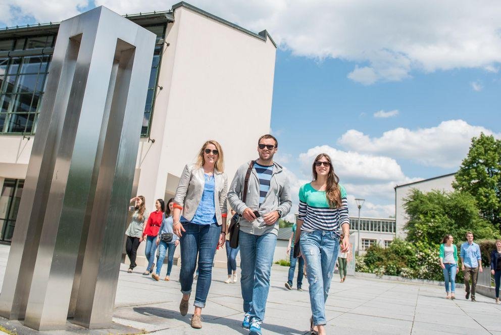 Studierende auf dem Universitätsgelände 