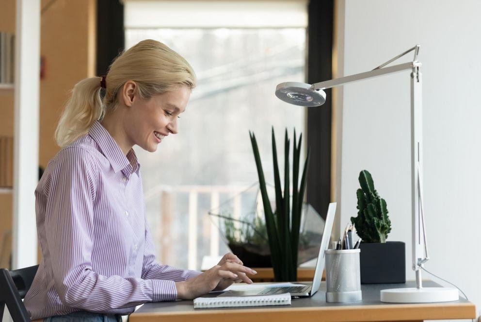 Studierende sitzt am Laptop