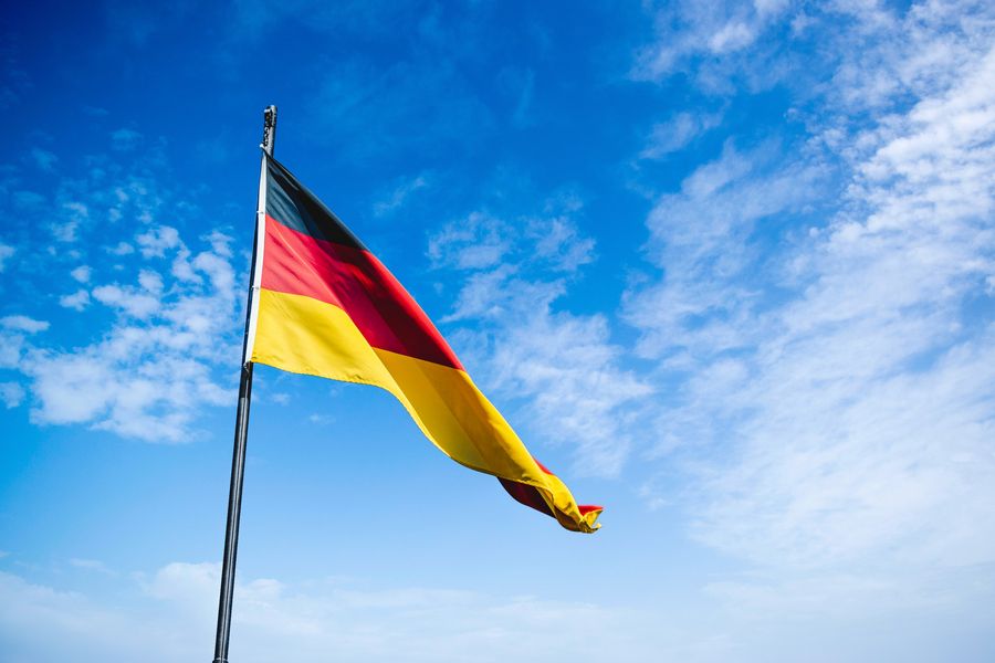 Deutschlandflagge in schwarz-rot-gold vor blauem Himmel