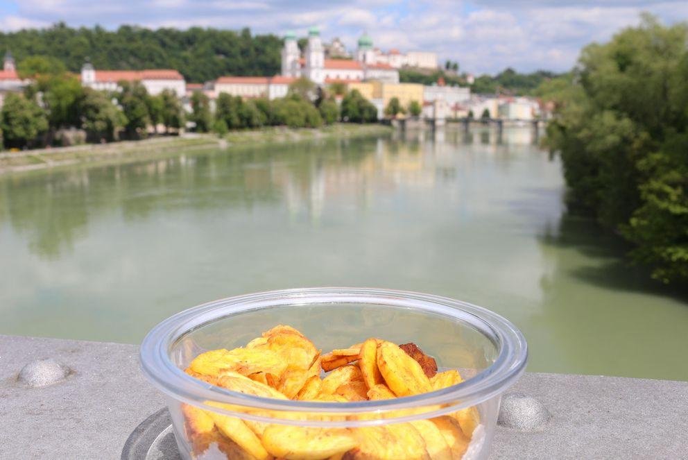 Kochbananenchips-Genuss auf der Brücke. Kochbananenchips-Genuss auf der Brücke.
