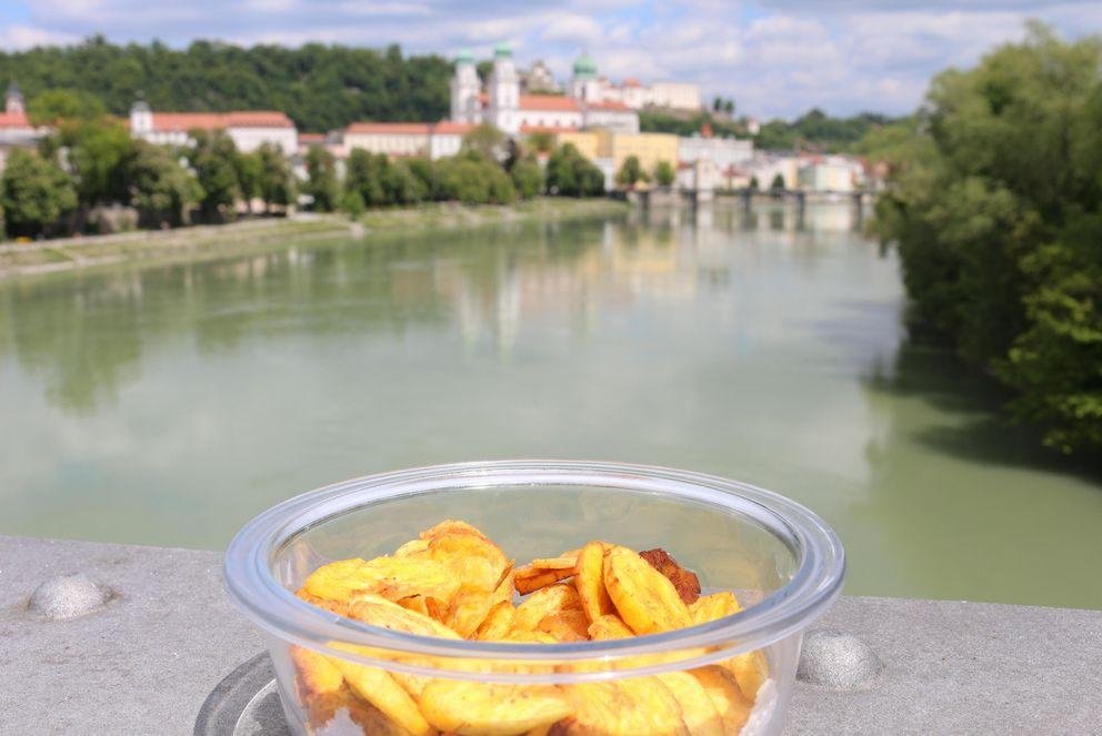 Kochbananenchips-Genuss auf der Brücke.