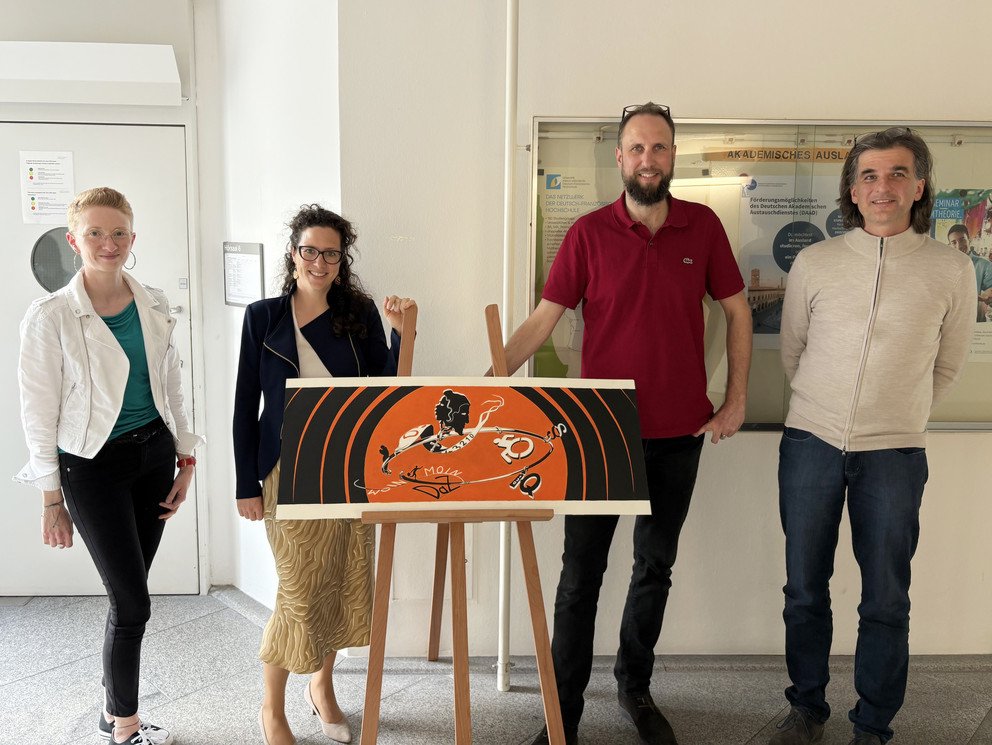 Im Sommersemester organisiert das BAS!S-Projektteam – (v.l.) Dr. Stefanie Winkler, Prof. Dr. Julia Ricart Brede, Dr. Florian Salzberger – eine öffentliche Ringvorlesung zum Thema Inklusion in der Bildung. Veranstalter ist das ZLF. Mit auf dem Foto: ZLF-Vorstand Prof. Dr. Markus Pissarek (r.).  Foto: Universität Passau/Anneliese Fraser