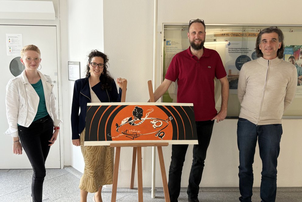 Im Sommersemester organisiert das BAS!S-Projektteam – (v.l.) Dr. Stefanie Winkler, Prof. Dr. Julia Ricart Brede, Dr. Florian Salzberger – eine öffentliche Ringvorlesung zum Thema Inklusion in der Bildung. Veranstalter ist das ZLF. Mit auf dem Foto: ZLF-Vorstand Prof. Dr. Markus Pissarek (r.).  Foto: Universität Passau/Anneliese Fraser