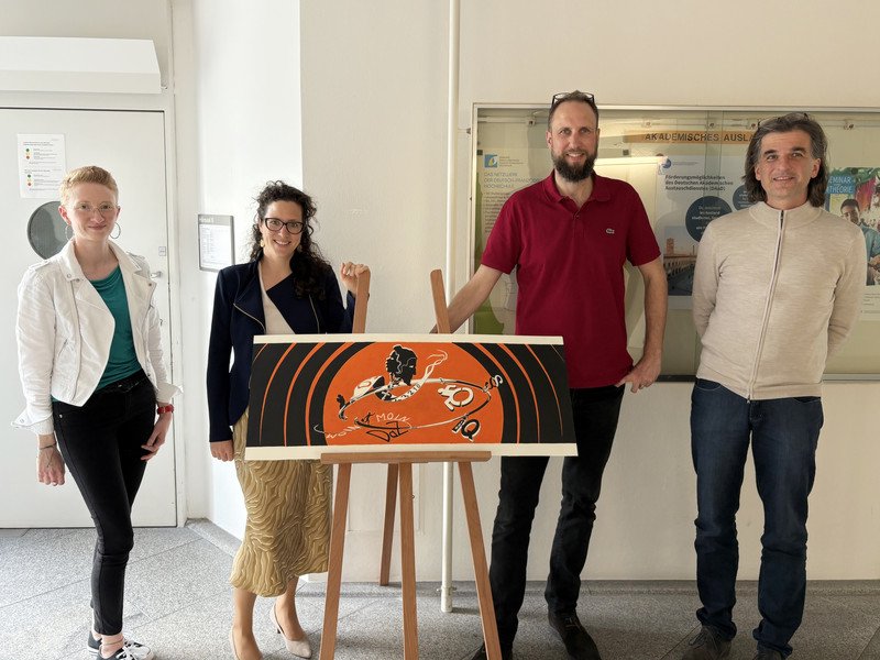 Im Sommersemester organisiert das BAS!S-Projektteam – (v.l.) Dr. Stefanie Winkler, Prof. Dr. Julia Ricart Brede, Dr. Florian Salzberger – eine öffentliche Ringvorlesung zum Thema Inklusion in der Bildung. Veranstalter ist das ZLF. Mit auf dem Foto: ZLF-Vorstand Prof. Dr. Markus Pissarek (r.).  Foto: Universität Passau/Anneliese Fraser