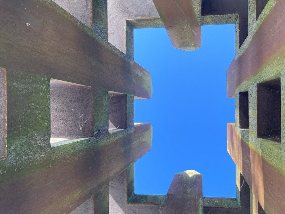 Ansicht der Skulptur von innen mit Blick in Richtung Himmel