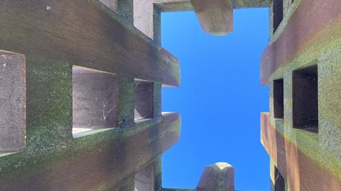 [Translate to Tschechisch:] Ansicht der Skulptur von innen mit Blick in Richtung Himmel