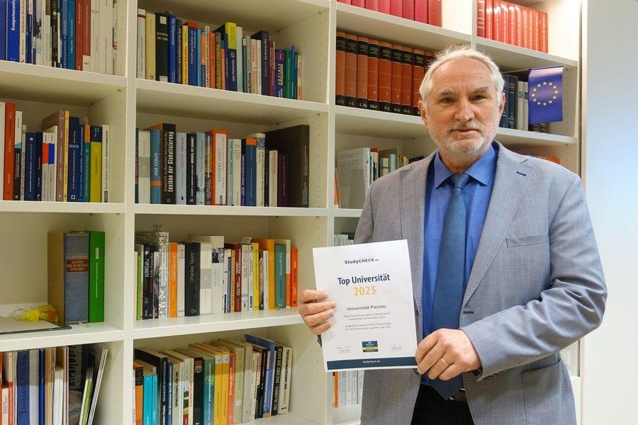 Präsident Prof. Dr. Ulrich Bartosch freut sich über die Auszeichnung als „Top Universität 2023“ beim Hochschulranking des Bewertungsportals StudyCheck.de. Foto: Universität Passau 