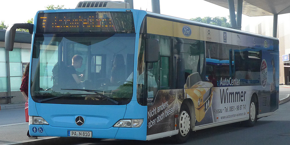 Ein blauer VBP-Bus