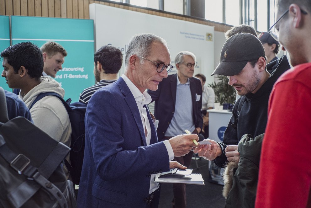 Über 2.300 Besucherinnen und Besucher kamen am 20. November 2023 zur Karrieremesse Campus meets Company ins Sportzentrum der Universität Passau. Fotos: Universität Passau 