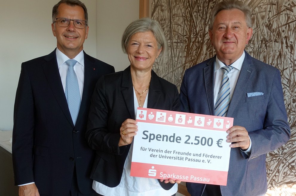 Das Bild zeigt (von links) Christoph Helmschrott, Prof. Dr. Carola Jungwirth und Franz Meyer bei der Spenden&uuml;bergabe. Foto: Universit&auml;t Passau