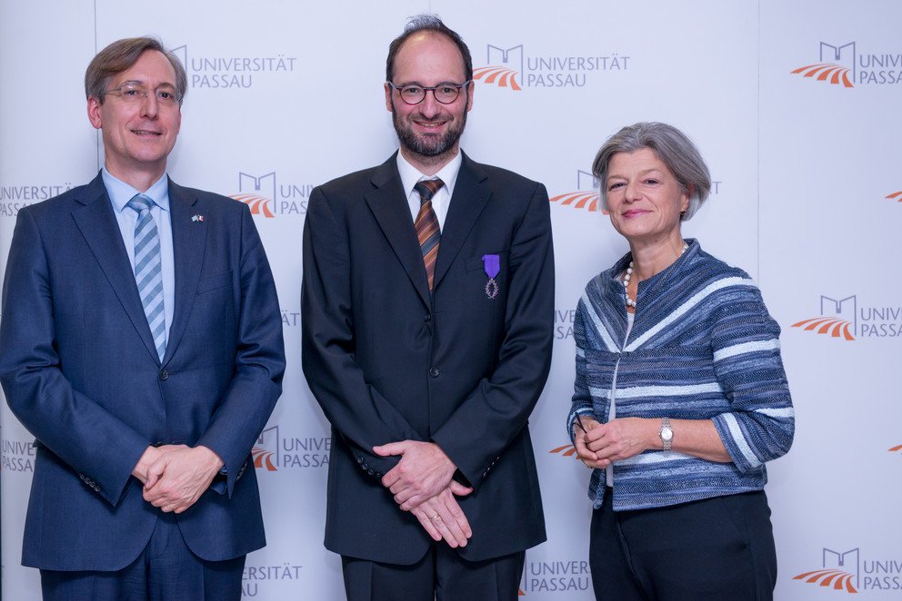 Jean-Claude Brunet, Generalkonsul der franz&ouml;sischen Republik in M&uuml;nchen, Prof. Dr. Harald Kosch, Professor am Lehrstuhl f&uuml;r Informatik mit Schwerpunkt Verteilte Informationssysteme, und Prof. Dr. Carola Jungwirth, Pr&auml;sidentin der Universit&auml;t Passau (von links)