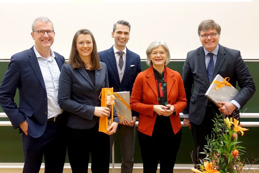 Die beiden Vorsitzenden des Neuburger Gesprächskreises, Prof. Dr. Carola Jungwirth und Dr. Fritz Audebert, mit den Referenten Martin Rudolf Brenninkmeijer, Prof. Dr. Rodrigo Isidor sowie Moderatorin Barbara Motschenbacher