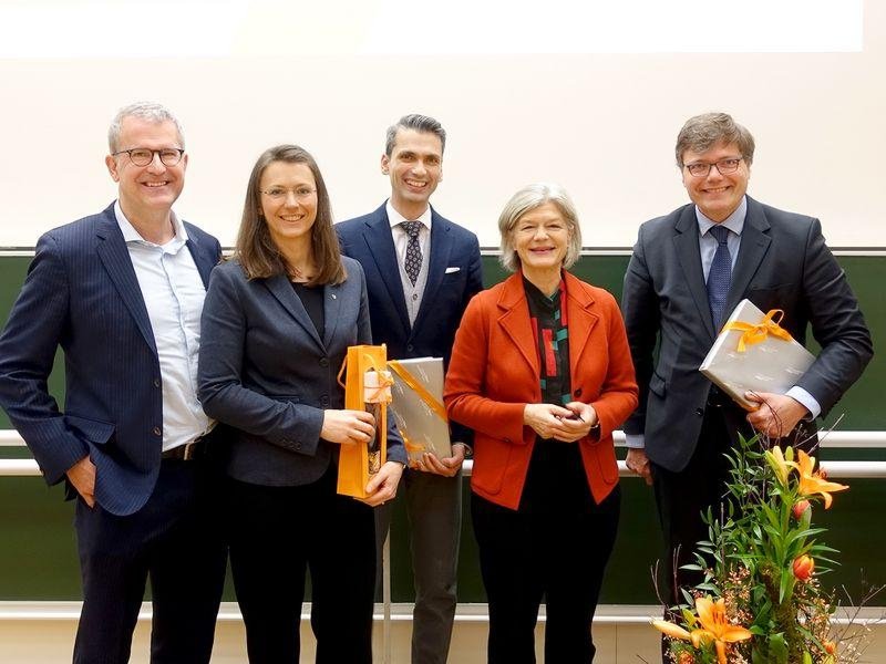 Die beiden Vorsitzenden des Neuburger Gesprächskreises, Prof. Dr. Carola Jungwirth und Dr. Fritz Audebert, mit den Referenten Martin Rudolf Brenninkmeijer, Prof. Dr. Rodrigo Isidor sowie Moderatorin Barbara Motschenbacher