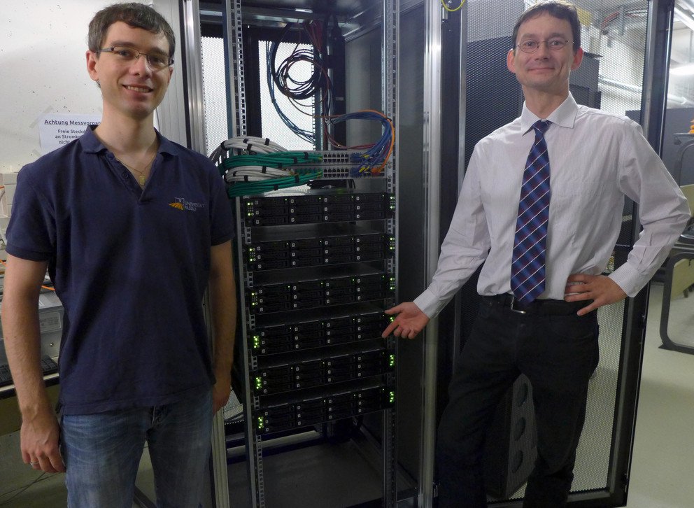 Prof. Dr. Dirk Beyer (r.) und Mitarbeiter Philipp Wendler mit dem &bdquo;Neuzugang am Lehrstuhl f&uuml;r Softwaresysteme.