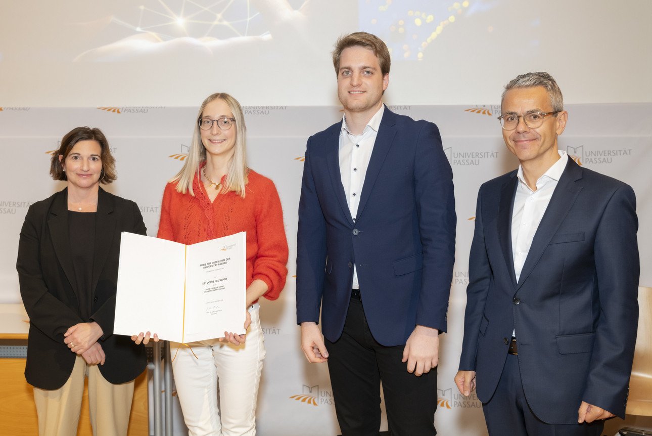 v.l.n.r. Vizepr&auml;sidentin Prof. Dr. Bettina Noltenius, Dr. D&ouml;rte Leusmann, Stephan Brandler (Leiter der Sparda-Bank-Filiale Passau), Michael Gruber (Vorstandsvorsitzender der Sparda-Bank Ostbayern eG)