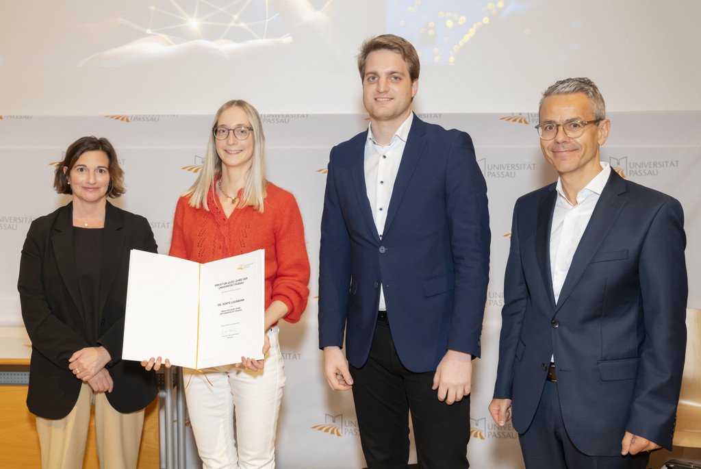 v.l.n.r. Vizepräsidentin Prof. Dr. Bettina Noltenius, Dr. Dörte Leusmann, Stephan Brandler (Leiter der Sparda-Bank-Filiale Passau), Michael Gruber (Vorstandsvorsitzender der Sparda-Bank Ostbayern eG)
