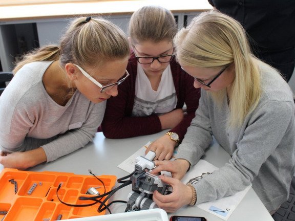Was unterscheidet Menschen von Robotern? Teilnehmerinnen im Workshop "Meine Arbeitskollegin ist ein Roboter" unter der Leitung von Michael Mendyka, wissenschaftlicher Mitarbeiter an der Professur für Philosophie.