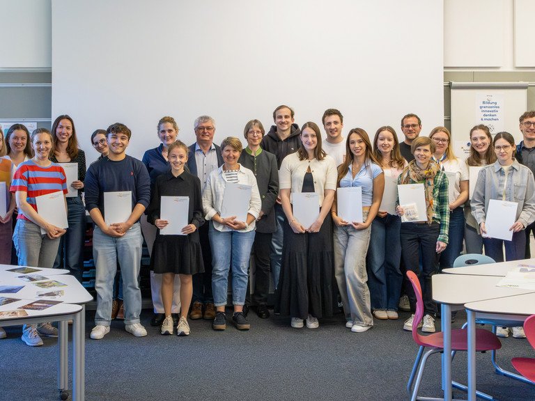 Gemeinsamer Abschluss der BNE-Fortbildung: Lehrkr&auml;fte aus ganz Bayern und Studierende der Universit&auml;t Passau kamen zur Zertifikats&uuml;bergabe ins &bdquo;Klassenzimmer der Zukunft&ldquo;. Au&szlig;erdem anwesend: Prof. Dr. Gabriele Schellberg, Prof. Dr. Hans Mendl, Matthias Fuchs, Michael Fuchs, Florian Stelzer (Leitungsteam fitESD.eu), Prof. Dr. Christina Hansen, Prof. Dr. Andreas Eberth (Lenkungskreis fitESD.eu), Angelika Herzog, Theres Denzinger und Luise Kwak (Projektteam fitESD.eu); Foto: Florian Stelzer.