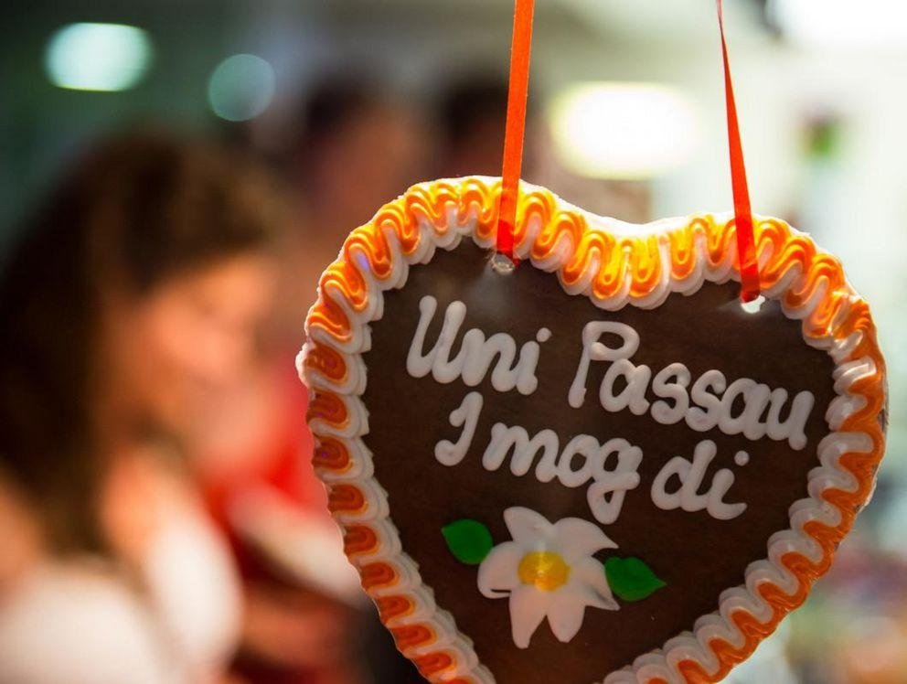 Gingerbread heart with Bavarian inscription
