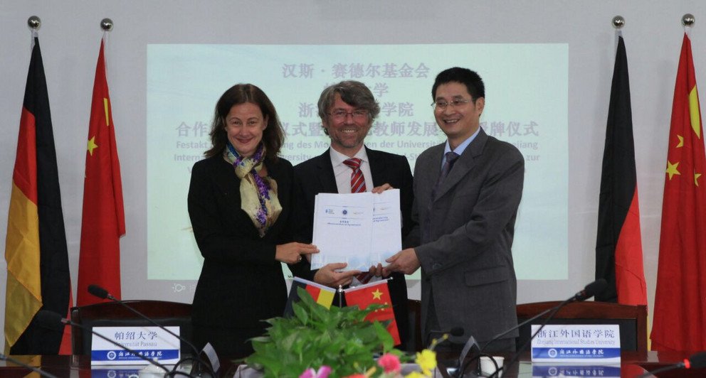 Freude &uuml;ber die vertiefte Kooperation: Vizepr&auml;sidentin Prof. Dr. Ursula Reutner (Universit&auml;t Passau), Dr. Bernd Seuling (Projektleiter Hanns-Seidel-Stiftung) und Pr&auml;sident Hong Gang (Zhejiang International Studies University). Foto: ZISU 