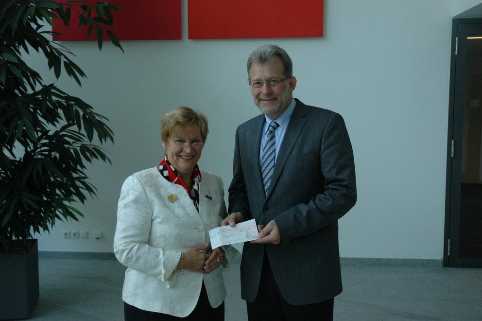 Vorstandsvorsitzende Renate Baun und Universit&auml;tspr&auml;sident Burkhard Freitag (Foto:Weitzd&ouml;rfer)
