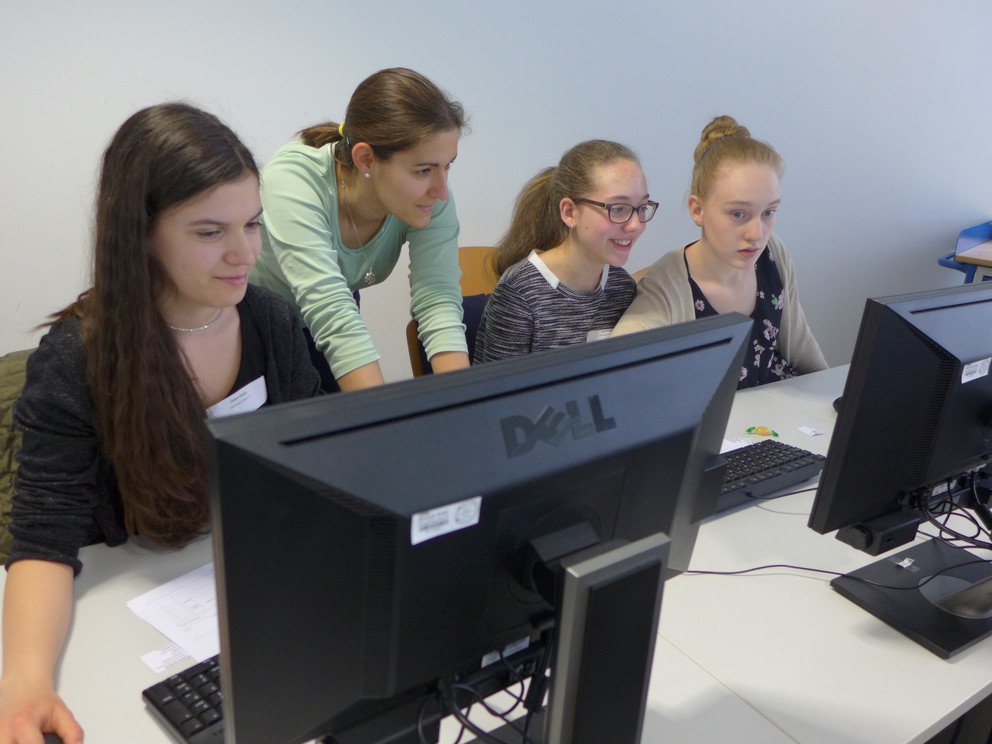 Unterwegs im Web 2.0: Nora Fteimi vom Lehrstuhl für Wirtschaftsinformatik mit Schwerpunkt Informations- und IT-Servicemanagement zeigt den Mädchen, wie sie einen Blog erstellen können.