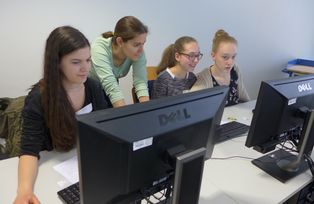 Unterwegs im Web 2.0: Nora Fteimi vom Lehrstuhl für Wirtschaftsinformatik mit Schwerpunkt Informations- und IT-Servicemanagement zeigt den Mädchen, wie sie einen Blog erstellen können.