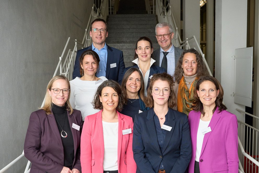 Von links nach rechts: in erster Reihe Isabel Jahn (ODDO BHF Bank); Dorothee Eisenlohr (Gro&szlig;e  Kreisstadt Schramberg); Prof. Dr. Karoline Reinhardt (Universit&auml;t Passau); Sinje Wojahn (Viega  GmbH&Co. KG); in zweiter Reihe: Kirstin Ro&szlig;goderer (GIZ); Ursula Unger (Moderatorin); Stefanie  Peters (enable2grow); in dritter Reihe: Prof. Dr. Jan Schumann (designierter Pr&auml;sident der Universit&auml;t  Passau); Dr. Franziska Armbruster (Bayerisches Staatsministerium f&uuml;r Digitales); Dr. Fritz Audebert  (Neuburger Gespr&auml;chskreis); Foto: Universit&auml;t Passau