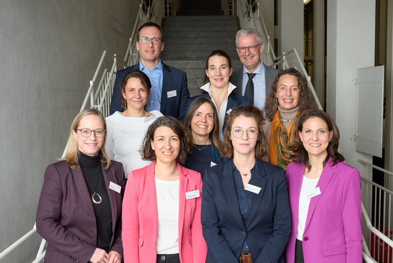 Von links nach rechts: in erster Reihe Isabel Jahn (ODDO BHF Bank); Dorothee Eisenlohr (Gro&szlig;e  Kreisstadt Schramberg); Prof. Dr. Karoline Reinhardt (Universit&auml;t Passau); Sinje Wojahn (Viega  GmbH&Co. KG); in zweiter Reihe: Kirstin Ro&szlig;goderer (GIZ); Ursula Unger (Moderatorin); Stefanie  Peters (enable2grow); in dritter Reihe: Prof. Dr. Jan Schumann (designierter Pr&auml;sident der Universit&auml;t  Passau); Dr. Franziska Armbruster (Bayerisches Staatsministerium f&uuml;r Digitales); Dr. Fritz Audebert  (Neuburger Gespr&auml;chskreis); Foto: Universit&auml;t Passau