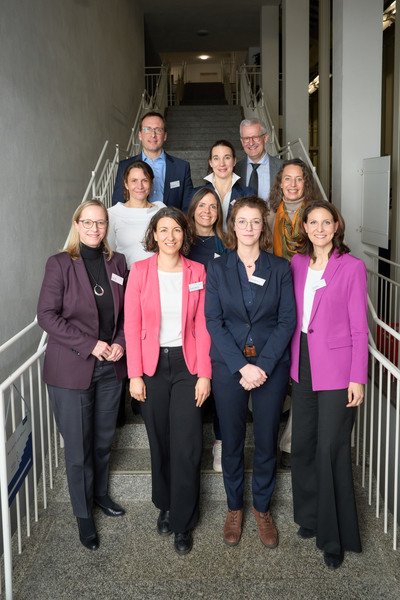Von links nach rechts: in erster Reihe Isabel Jahn (ODDO BHF Bank); Dorothee Eisenlohr (Gro&szlig;e  Kreisstadt Schramberg); Prof. Dr. Karoline Reinhardt (Universit&auml;t Passau); Sinje Wojahn (Viega  GmbH&Co. KG); in zweiter Reihe: Kirstin Ro&szlig;goderer (GIZ); Ursula Unger (Moderatorin); Stefanie  Peters (enable2grow); in dritter Reihe: Prof. Dr. Jan Schumann (designierter Pr&auml;sident der Universit&auml;t  Passau); Dr. Franziska Armbruster (Bayerisches Staatsministerium f&uuml;r Digitales); Dr. Fritz Audebert  (Neuburger Gespr&auml;chskreis); Foto: Universit&auml;t Passau