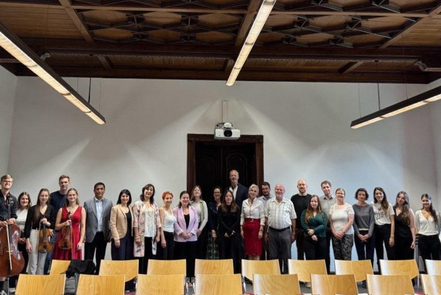 Fotohinweis: Fröhliche Gesichter zur Eröffnung des DAAD-Sommerseminars (von links): Mitglieder des Universitätsorchesters, Seminarteilnehmende, Prof. Dr. Julia Ricart Brede, Prof. Dr. Thomas Wünsch, Prof. Dr. Christina Hansen und Koordinator Danny Jurjevich (alle Universität Passau). Foto: Karolina Windpassinger, Perspektive Osteuropa