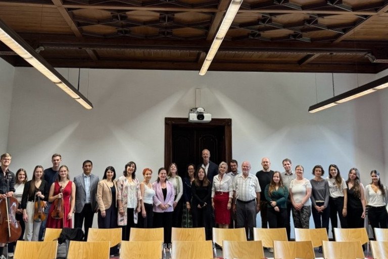 Fotohinweis: Fröhliche Gesichter zur Eröffnung des DAAD-Sommerseminars (von links): Mitglieder des Universitätsorchesters, Seminarteilnehmende, Prof. Dr. Julia Ricart Brede, Prof. Dr. Thomas Wünsch, Prof. Dr. Christina Hansen und Koordinator Danny Jurjevich (alle Universität Passau). Foto: Karolina Windpassinger, Perspektive Osteuropa