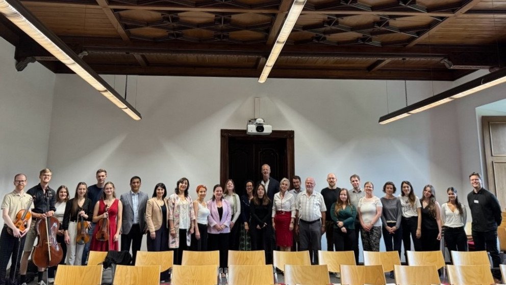 Fotohinweis: Fröhliche Gesichter zur Eröffnung des DAAD-Sommerseminars (von links): Mitglieder des Universitätsorchesters, Seminarteilnehmende, Prof. Dr. Julia Ricart Brede, Prof. Dr. Thomas Wünsch, Prof. Dr. Christina Hansen und Koordinator Danny Jurjevich (alle Universität Passau). Foto: Karolina Windpassinger, Perspektive Osteuropa