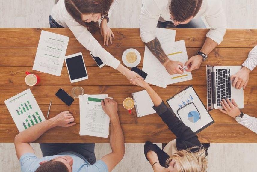Zertifikatsprogramme für gründungs- und technikaffine Studierende Zertifikatsprogramme für gründungs- und technikaffine Studierende