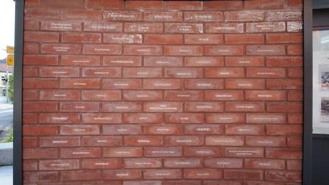 Wand mit Namen der Förderer