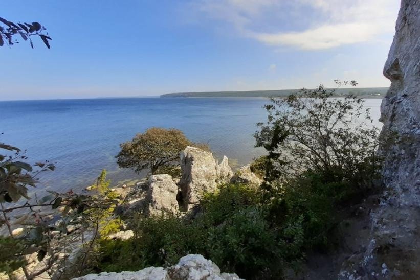 Felsenküste mit Blick aufs Wasser