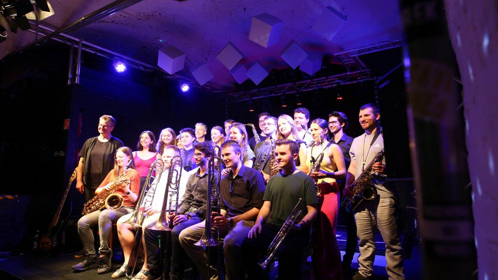 Die Musikerinnen und Musiker der Uni Big Band Passau