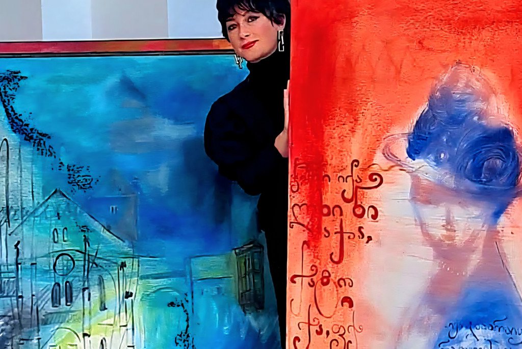 Ekaterina Ohrner-Natenadze mit ihren Werken