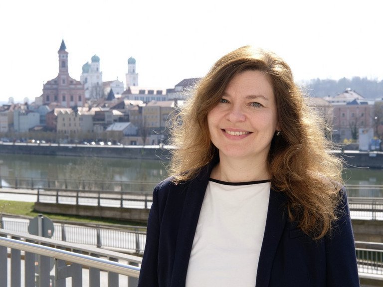 Annekatrin Meißner vor der Kulisse Passaus.